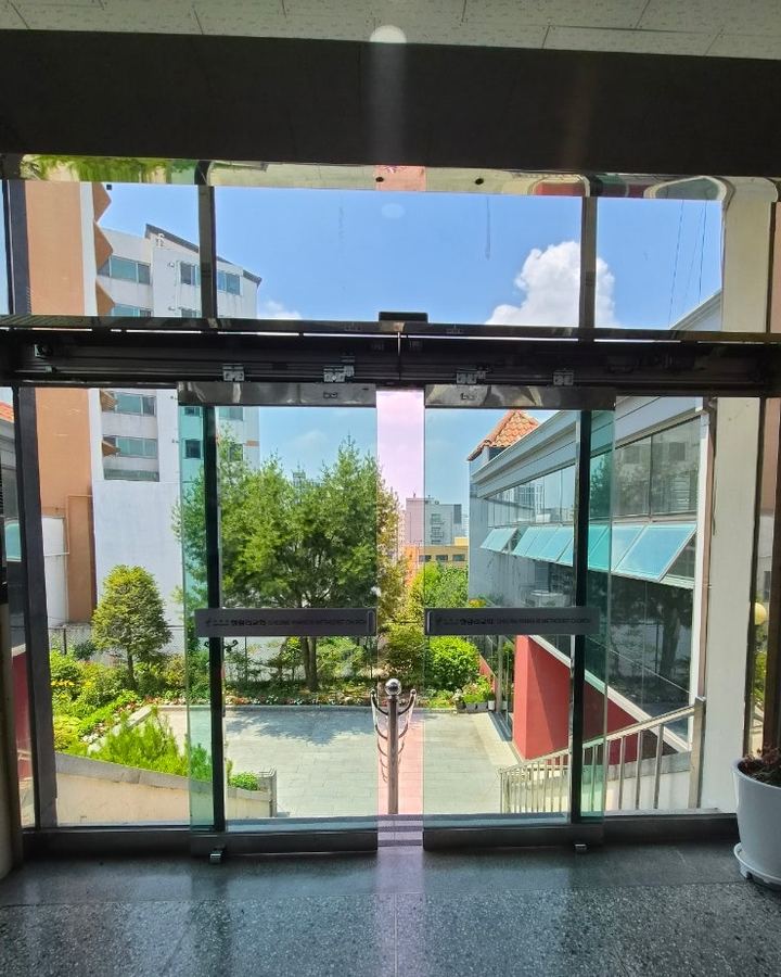학교 유리 자동문