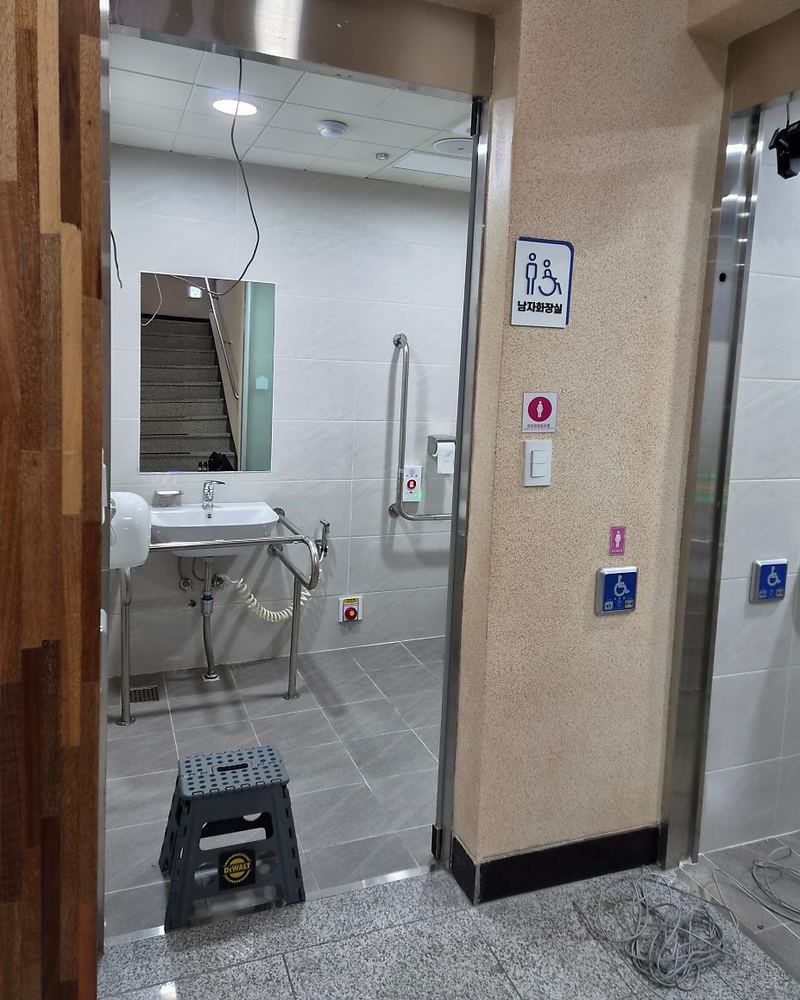 장애인 화장실 자동문