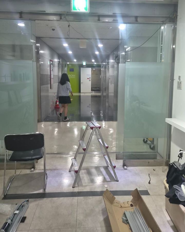 복도 자동문과 상부 센서